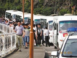 送前巫山宰吴殿丞